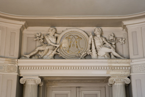 Hôtel en fond de cour, antichambre : détail du dessus de la porte menant au grand salon. © Région Bourgogne-Franche-Comté, Inventaire du Patrimoine
