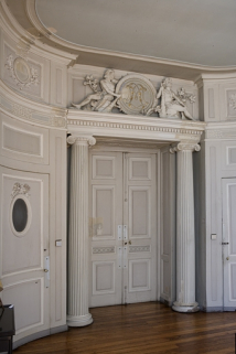 Hôtel en fond de cour, antichambre : vue d'ensemble de la porte menant au grand salon. © Région Bourgogne-Franche-Comté, Inventaire du Patrimoine