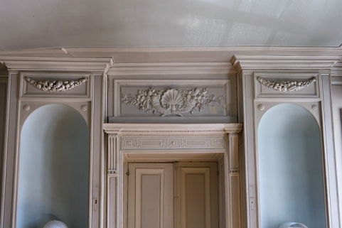 Hôtel en fond de cour, antichambre : décor du dessus de porte et des deux niches sur le mur du fond. © Région Bourgogne-Franche-Comté, Inventaire du Patrimoine