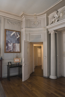 Hôtel en fond de cour, antichambre : vue du couloir, à gauche de l'entrée du grand salon. © Région Bourgogne-Franche-Comté, Inventaire du Patrimoine