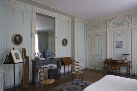 Hôtel en fond de cour, chambre à droite de l'antichambre (ancien petit salon) : vue d'ensemble depuis l'entrée, de trois quarts droit. © Région Bourgogne-Franche-Comté, Inventaire du Patrimoine