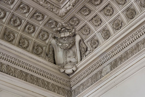 Hôtel en fond de cour, grand salon : détail d'un angle du plafond portant le monogramme B. © Région Bourgogne-Franche-Comté, Inventaire du Patrimoine