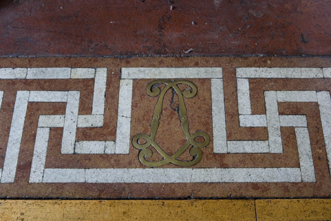 Hôtel en fond de cour : détail central de la dalle de foyer de la cheminée du grand salon. © Région Bourgogne-Franche-Comté, Inventaire du Patrimoine