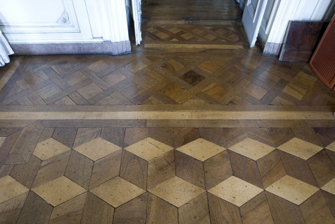Hôtel en fond de cour : détail du plancher du grand salon vers la porte d'entrée donnant sur l'antichambre. © Région Bourgogne-Franche-Comté, Inventaire du Patrimoine