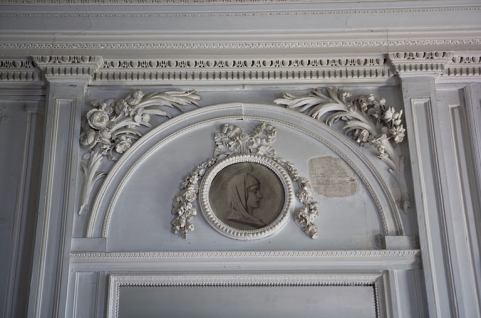 Hôtel en fond de cour, chambre : détail du médaillon peint en grisaille au-dessus de la glace. © Région Bourgogne-Franche-Comté, Inventaire du Patrimoine