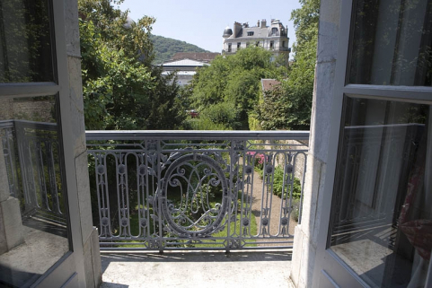 Hôtel en fond de cour : détail de la grille du balcon donnant sur le jardin, depuis l'intérieur. © Région Bourgogne-Franche-Comté, Inventaire du Patrimoine