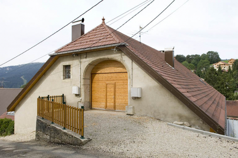 Façacade latérale gauche et le pont de l'ancienne grange, rue du Châtelet. © Région Bourgogne-Franche-Comté, Inventaire du patrimoine