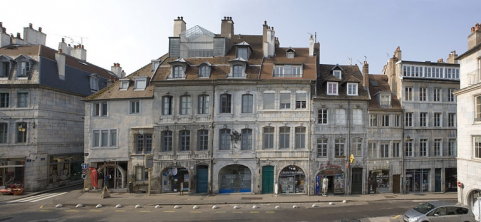 Vue d'ensemble d'une partie de la place depuis la rue Victor Hugo. © Région Bourgogne-Franche-Comté, Inventaire du Patrimoine