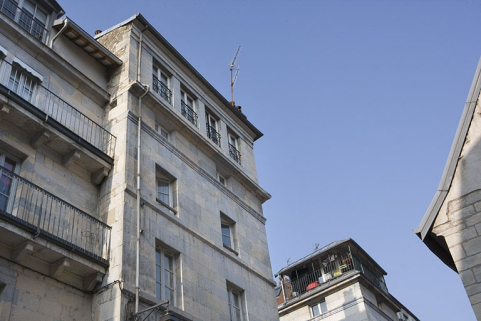 Détail de la partie supérieure de la façade de l'immeuble d'angle. © Région Bourgogne-Franche-Comté, Inventaire du Patrimoine