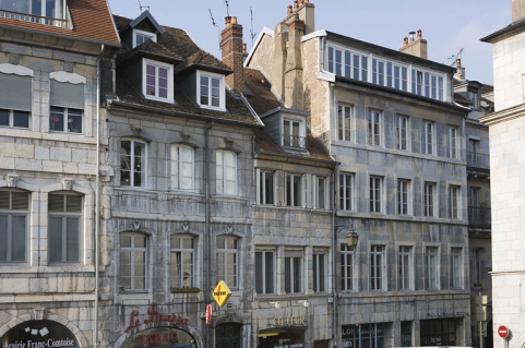 Vue d'ensemble de la partie gauche de l'édifice sur rue. © Région Bourgogne-Franche-Comté, Inventaire du Patrimoine