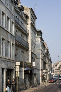 Partie centrale de la façade sur rue, de trois quarts gauche. © Région Bourgogne-Franche-Comté, Inventaire du Patrimoine