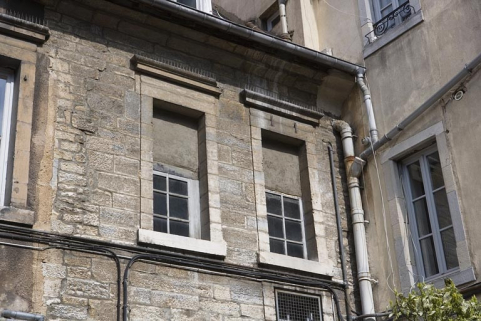 Aile sur cour, détail de deux fenêtres du premier étage. © Région Bourgogne-Franche-Comté, Inventaire du Patrimoine