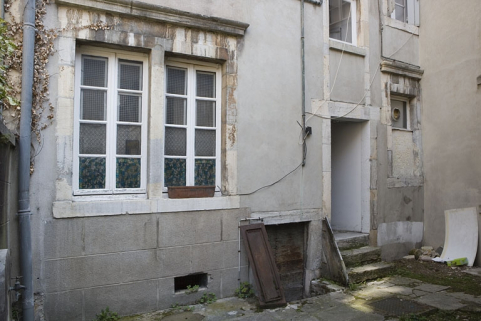 Façade postérieure du logis principal sur rue, partie droite : détail des fenêtres du rez-de-chaussée. © Région Bourgogne-Franche-Comté, Inventaire du Patrimoine
