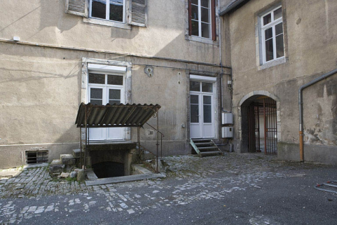 Cour secondaire donnant rue Ronchaux : détail d'une entrée de cave. © Région Bourgogne-Franche-Comté, Inventaire du Patrimoine