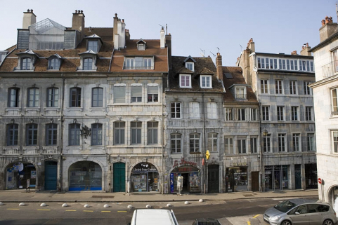 Vue d'ensemble dans l'alignement de la rue, depuis le fond de la place Victor Hugo. © Région Bourgogne-Franche-Comté, Inventaire du Patrimoine
