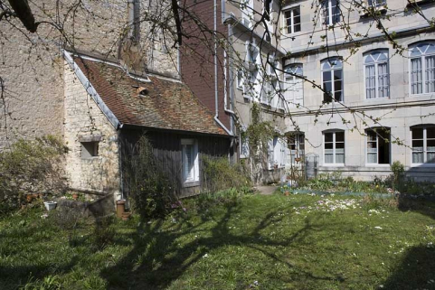 Détail de l'édicule adossé (buanderie ?) contre le mur droit du jardin. © Région Bourgogne-Franche-Comté, Inventaire du Patrimoine
