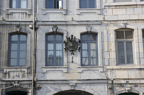 Façade sur rue : détail de la plaque commémorative dédiée à Victor Hugo. © Région Bourgogne-Franche-Comté, Inventaire du Patrimoine