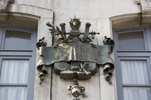 Façade sur rue : plaque commémorative dédiée à Victor Hugo, vue rapprochée. © Région Bourgogne-Franche-Comté, Inventaire du Patrimoine