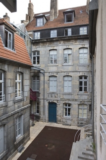 Vue d'ensemble de la cour depuis le fond. © Région Bourgogne-Franche-Comté, Inventaire du Patrimoine
