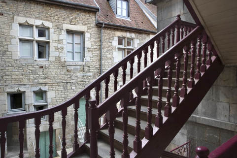 Escalier à cage ouverte sur cour, détail d'une volée. © Région Bourgogne-Franche-Comté, Inventaire du Patrimoine
