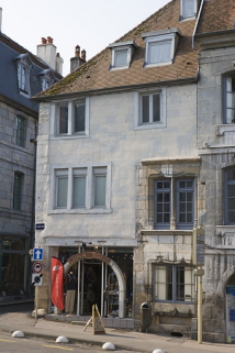 Vue d'ensemble de la façade sur la Grande Rue, de trois quarts droite. © Région Bourgogne-Franche-Comté, Inventaire du Patrimoine
