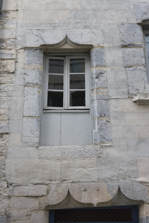 Rue Renan, détail d'une ancienne porte transformée en fenêtre au premier étage. © Région Bourgogne-Franche-Comté, Inventaire du Patrimoine