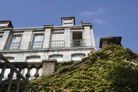 Détail de la surélévation sur rue depuis l'autre côté de la rue. © Région Bourgogne-Franche-Comté, Inventaire du Patrimoine