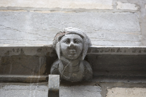 Façade sur rue : détail d'une tête de femme sur le bandeau d'appui, de face. © Région Bourgogne-Franche-Comté, Inventaire du Patrimoine