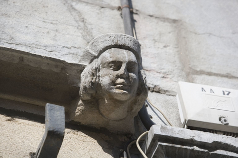 Façade sur rue : détail d'une tête d'homme à l'extrémité droite du bandeau d'appui. © Région Bourgogne-Franche-Comté, Inventaire du Patrimoine