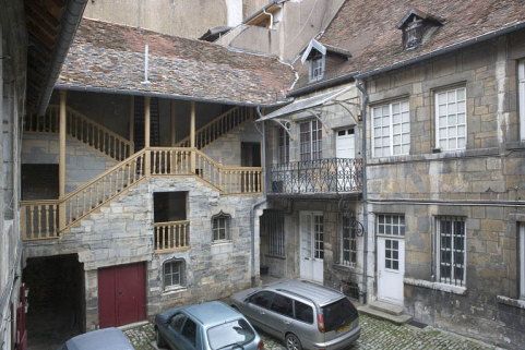 Vue d'ensemble de l'escalier à cage ouverte. © Région Bourgogne-Franche-Comté, Inventaire du Patrimoine