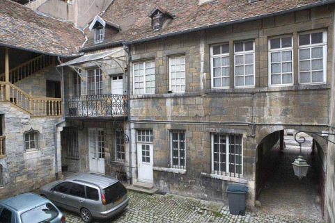 Vue d'ensemble de la façade postérieure du logis sur rue, de trois quarts droit. © Région Bourgogne-Franche-Comté, Inventaire du Patrimoine