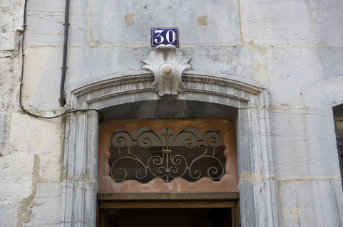 Façade sur rue : détail du dessus de porte du couloir d'entrée. © Région Bourgogne-Franche-Comté, Inventaire du Patrimoine