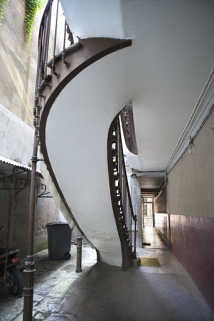 Détail de l'escalier à cage ouverte sur cour, depuis le fond de la première cour. © Région Bourgogne-Franche-Comté, Inventaire du Patrimoine