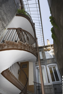 Vue d'ensemble de l'escalier à cage ouverte de la première cour. © Région Bourgogne-Franche-Comté, Inventaire du Patrimoine