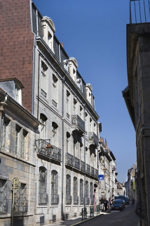 Vue d'ensemble du logis principal sur rue, de trois quarts gauche. © Région Bourgogne-Franche-Comté, Inventaire du Patrimoine
