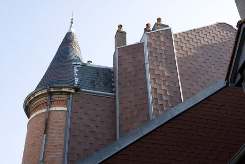 Détail de la partie supérieure de la tour d'escalier au niveau de la toiture du logis principal. © Région Bourgogne-Franche-Comté, Inventaire du Patrimoine