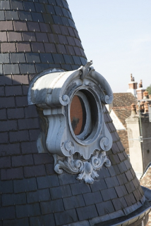 Détail de la lucarne dans le toit de la tour d'escalier. © Région Bourgogne-Franche-Comté, Inventaire du Patrimoine