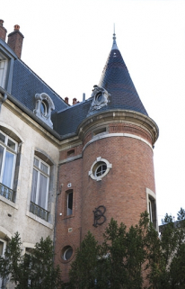 Détail de la partie supérieure de la tour d'escalier, de trois quarts. © Région Bourgogne-Franche-Comté, Inventaire du Patrimoine
