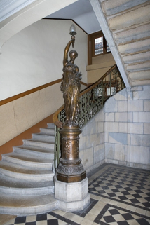 Détail du départ de l'escalier principal couronné d'une statue. © Région Bourgogne-Franche-Comté, Inventaire du Patrimoine