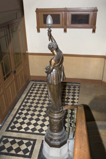 Détail du départ de l'escalier principal : statue vue de dos. © Région Bourgogne-Franche-Comté, Inventaire du Patrimoine