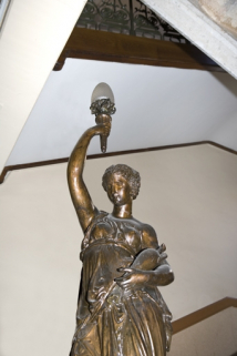 Détail du départ de l'escalier principal : statue vue à mis-corps. © Région Bourgogne-Franche-Comté, Inventaire du Patrimoine