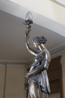 Détail du départ de l'escalier principal : statue vue à mis-corps, de profil. © Région Bourgogne-Franche-Comté, Inventaire du Patrimoine