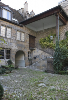 Vue d'ensemble de l'escalier exérieur, de trois quarts droit. © Région Bourgogne-Franche-Comté, Inventaire du Patrimoine