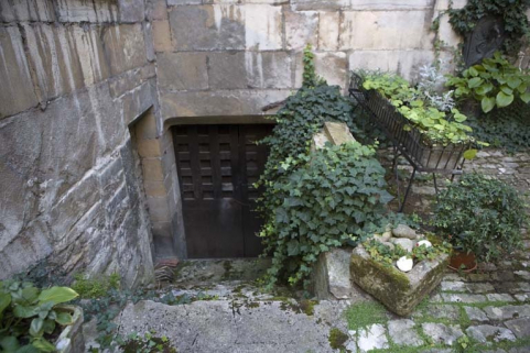 Façade postérieure du logis : entrée de cave. © Région Bourgogne-Franche-Comté, Inventaire du Patrimoine