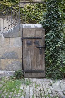 Porte dans le soubassement de l'escalier extérieur : vue d'ensemble. © Région Bourgogne-Franche-Comté, Inventaire du Patrimoine
