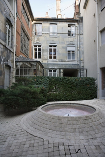 Vue d'ensemble des façades sur cour du logis principal, de face. © Région Bourgogne-Franche-Comté, Inventaire du Patrimoine