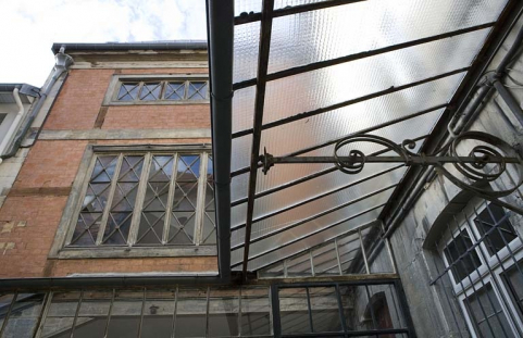 Détail de l'aile contenant l'escalier et de l'auvent situé sur la façade postérieure du logis principal. © Région Bourgogne-Franche-Comté, Inventaire du Patrimoine