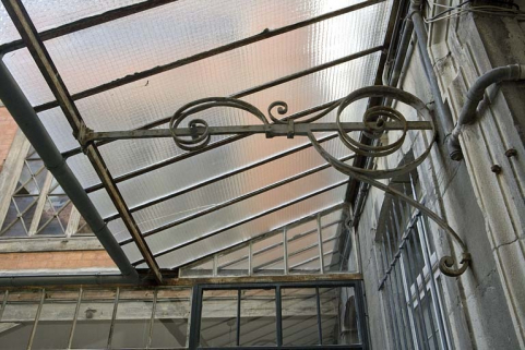 Détail de l'auvent situé sur la façade postérieure du logis principal. © Région Bourgogne-Franche-Comté, Inventaire du Patrimoine