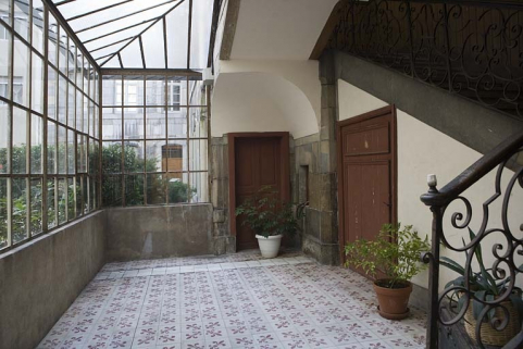 Vue intérieure de la verrière protégeant le rez-de-chaussée de la cage d'escalier, partie gauche. © Région Bourgogne-Franche-Comté, Inventaire du Patrimoine