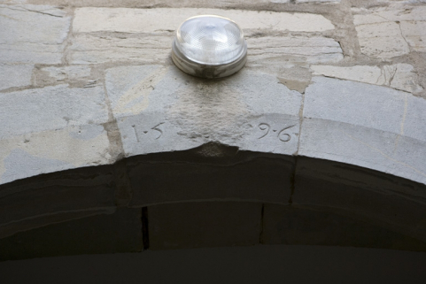 Détail de la date sur l'arc du portail d'entrée. © Région Bourgogne-Franche-Comté, Inventaire du Patrimoine